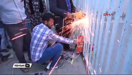 Başı demir parmaklıklarda sıkışan 3 yaşındaki kız, kurtarıldı