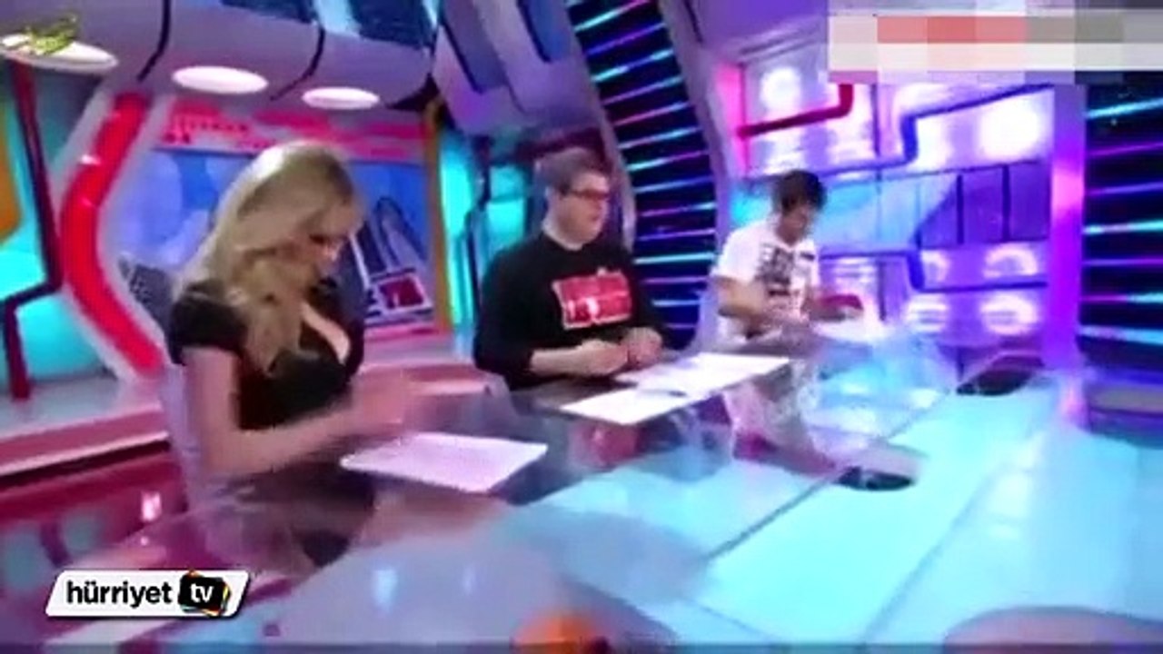 Canlı yayında konuğa dekolte sansürü!