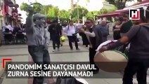 Heykel gibi duran Pandomim sanatçısı davul zurna sesine dayanamadı