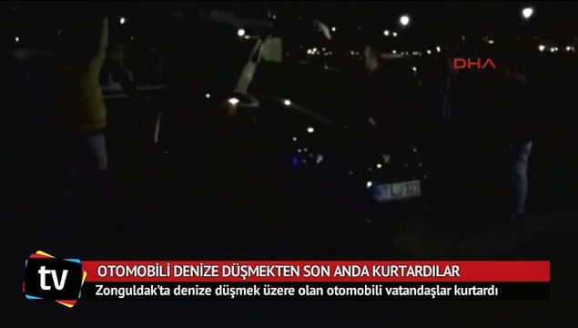 Denize düşmek üzere olan otomobili vatandaşlar kurtardı