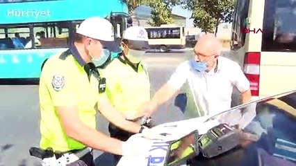 Esenyurt'taki minibüs denetiminde ceza kesilen şoförü polis sakinleştirdi