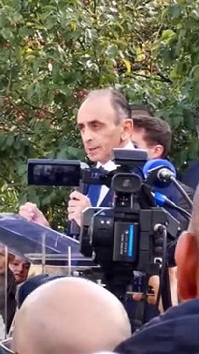 Deux ans après l'assassinat de Samuel Paty par un jeune homme radicalisé, le président de Reconquête Eric Zemmour a rendu hommage ce samedi à Paris au professeur victime selon lui d'un «francocide évitable»