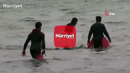 İlginç anlar! Kaçak midye avcıları polisi görünce denize kaçtı
