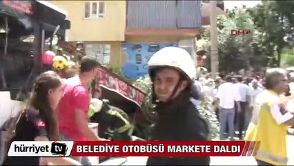Belediye otobüsü markete daldı