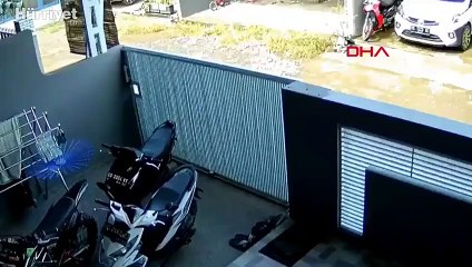 Endonezya'da 6.2 büyüklüğündeki deprem anı kamerada