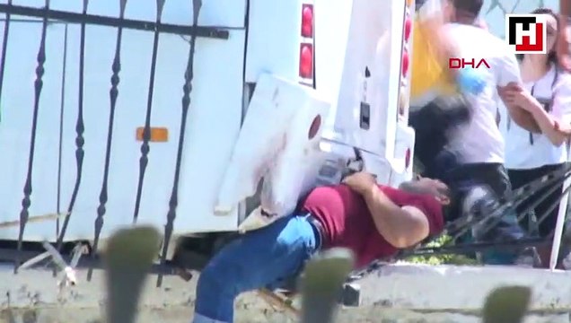 Otobüs ile demir bariyer arasına sıkıştı