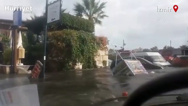 İzmir Sığacık'ta suların yükselmesi ile arabasında mahsur kalan vatandaşın zor anları