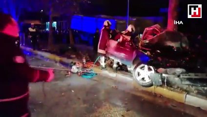 Ağaca çarpan otomobil ikiye bölündü