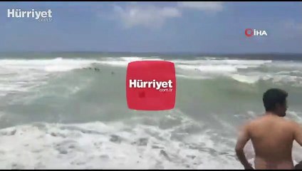 Rip akıntısına kapılan kadını, vatandaşlar kurtardı