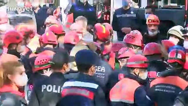 Doğanlar Apartmanı enkazından Şule Perinçek ve çocukları kurtarılıyor