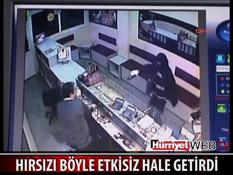 SİLAHLI SOYGUNCUYU DEMİR ÇUBUKLA KOVALADI