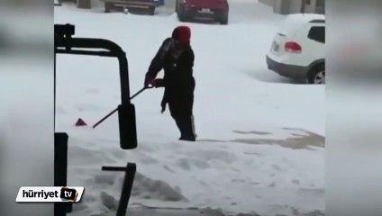 Kar küreme sırasında dengesini kaybedince...