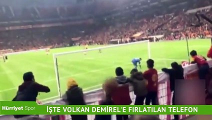 İşte taraftarın Volkan Demirel'e telefon fırlatma anı