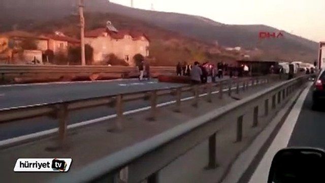 TIR devrildi, TEM otoyolu İstanbul yönü ulaşıma kapandı