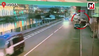 El freni çekilmeyen vinç, dereye gömüldü