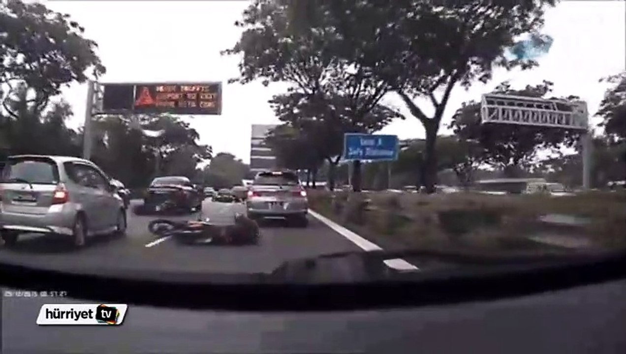 Motosikletler peş peşe devrildi