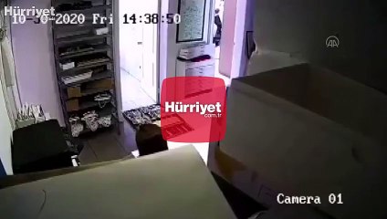 Deprem anında şehadet getiren vatandaşlar güvenlik kamerasına yansıdı