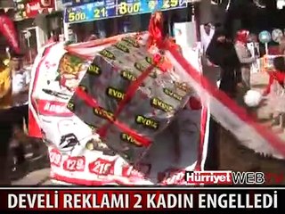 KADINLAR DEVEYİ BU HALDE GÖRÜNCE TEPKİ GÖSTERDİ