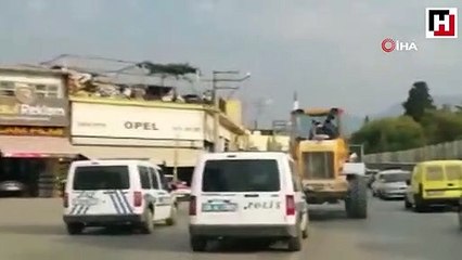 Maaşını alamayınca hem kepçeyi hem polis memurunu kaçırdı
