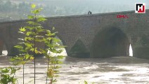 Dicle Nehri'nde su 4 metre yükseldi, Hevsel Bahçeleri'ni su bastı