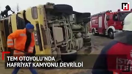 TEM Otoyolu'nda hafriyat kamyonu devrildi