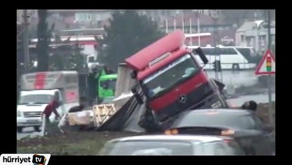 Yükü kayan TIR orta refüje devrildi