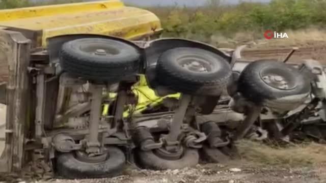 Hafriyat kamyonu devrildi... Sürücüsü sıkıştığı yerden güçlükle kurtarıldı