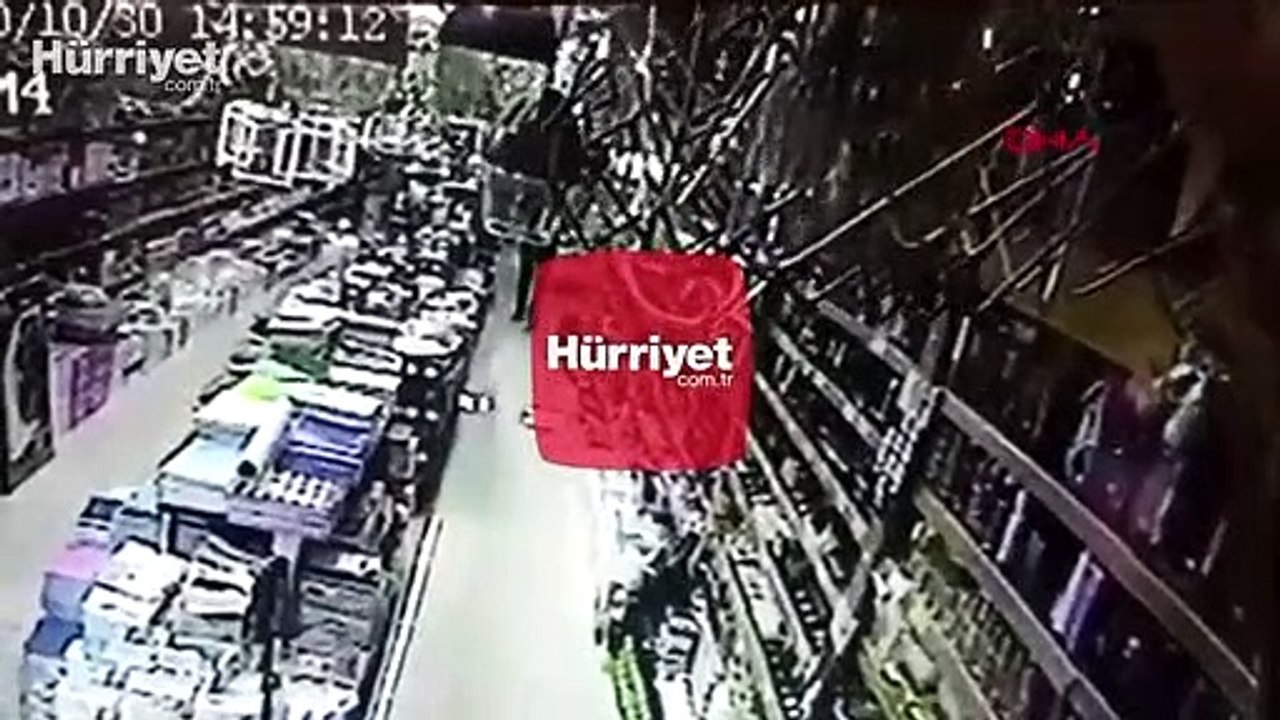 Deprem sırasında vatandaşların kaçış anı kamerada