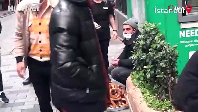 Taksim’de akıl almaz görüntüler: Bir yanda dilencilerin rant kavgası, diğer yanda boğazına jilet dayayan dolandırıcı.