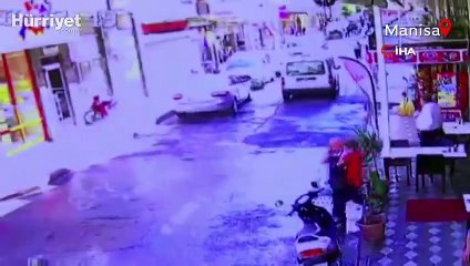 Deprem anında yaşanan panik anları kameralara böyle yansıdı