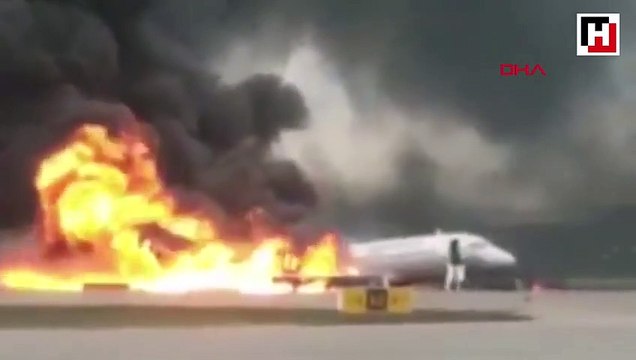 Havada yanan yolcu uçağı acil iniş yaptı