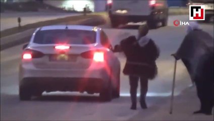 Yolu trafiğe kapatıp böyle dilendiler