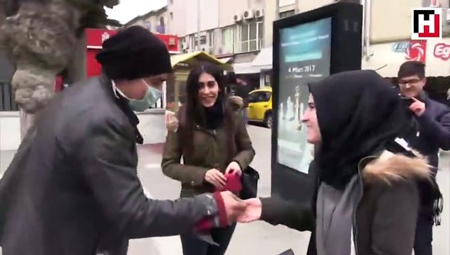 Dilenci gibi davranan zabıta 10 dakikada 80 lira topladı
