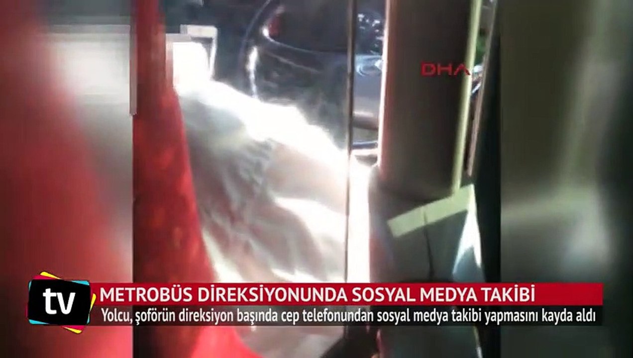 Metrobüs direksiyonunda seyir halinde sosyal medya takibi