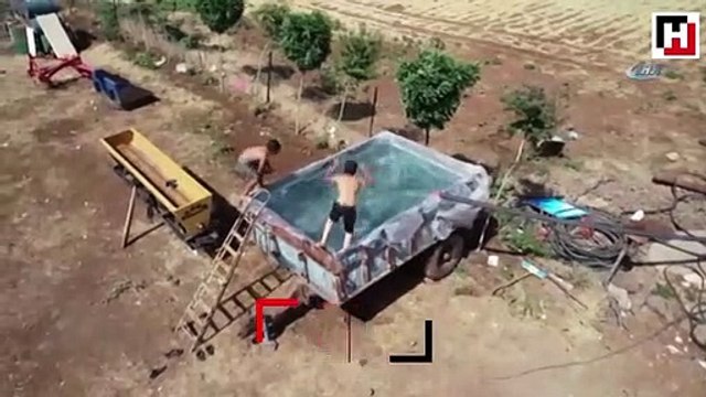 Çocukları sıcaktan bunalan baba römorku havuza çevirdi