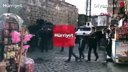 3 yaşındaki kızı kaçırmak isteyen şüphelileri, linç edilmekten polis kurtardı