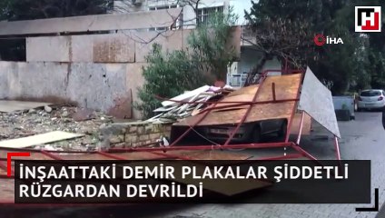 İnşaattaki demir plakalar şiddetli rüzgardan devrildi