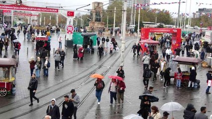 Taksim'de yağmur ve rüzgar vatandaşlara zor anlar yaşattı