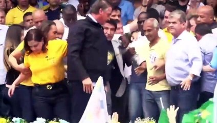 Palanque ameaça desabar durante comício no Rio de Janeiro e Bolsonaro toma susto