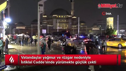 Taksim’de sağanak yağmur vatandaşlara zor anlar yaşattı