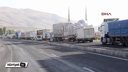 Iğdır-Doğubayazıt karayolu kapatıldı, yolcular perişan oldu