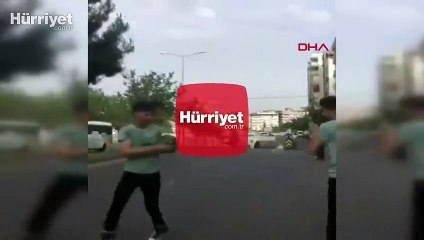 Patenli gençler, trafikte birbirlerine karpuz atarak böyle ilerlediler