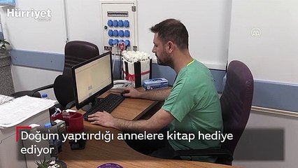 Doğum yaptırdığı annelere kitap hediye ediyor