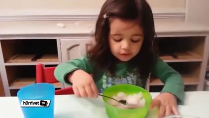 Buz gibi dondurmayı yemeye çalışan küçük kız