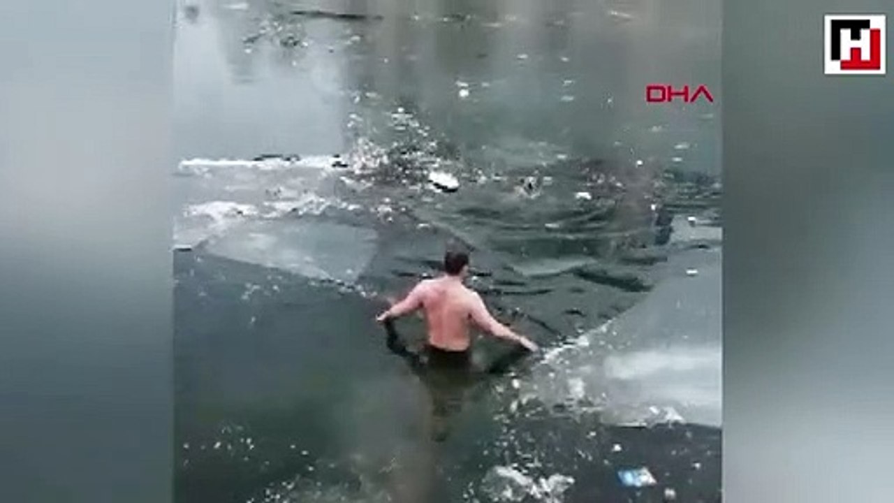Donmuş nehre düşen köpeği böyle kurtardı