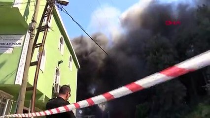 İstanbul'da fabrika yangını...Gökyüzü siyaha büründü