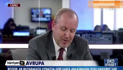Bir anda ayağa kalkarak göbek attı
