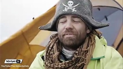 Donmuş gölü motosiklet ile geçtiler