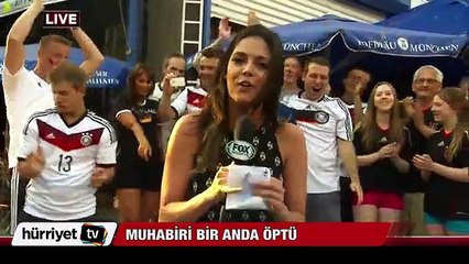 Canlı yayında muhabiri öptü