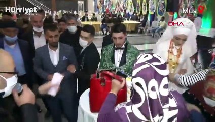 Bir saatlik düğünde takı töreni 40 dakika sürdü